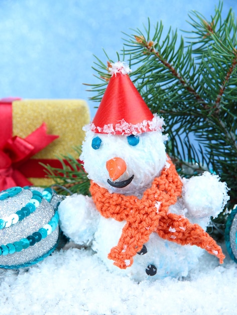 Mooie sneeuwpop en kerstdecor, op blauwe achtergrond
