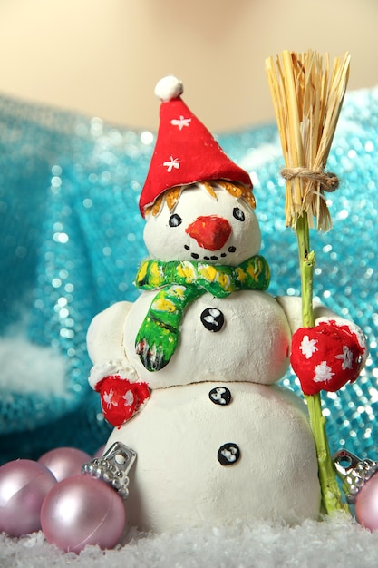 Mooie sneeuwpop en kerstdecor, op lichte achtergrond