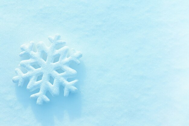 Mooie sneeuwvlok op natuurlijke sneeuwbank, close-up