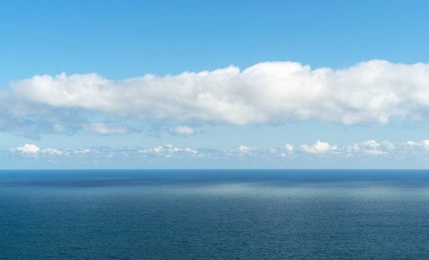 Mooie sneeuwwitte wolken boven de zee. De kust van de Zwarte Zee van Crimea.Yalta.