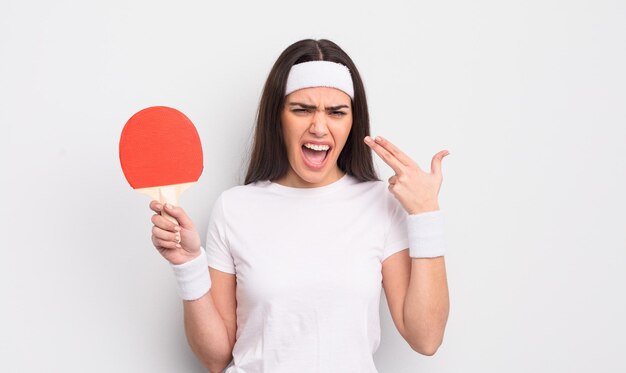 Mooie Spaanse vrouw die ongelukkig en gestrest zelfmoordgebaar ziet en een pingpong-concept maakt