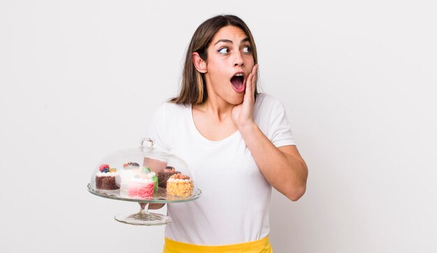 Mooie Spaanse vrouw die zich gelukkig opgewonden en verrast voelt, zelfgemaakte taartenconcept