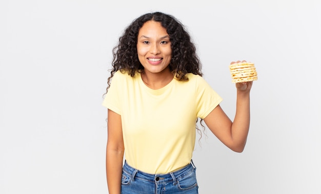 Mooie Spaanse vrouw met een rijstdieetcakes