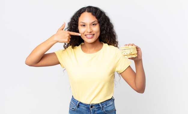 Mooie Spaanse vrouw met een rijstdieetcakes