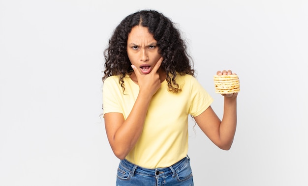 Mooie Spaanse vrouw met een rijstdieetcakes