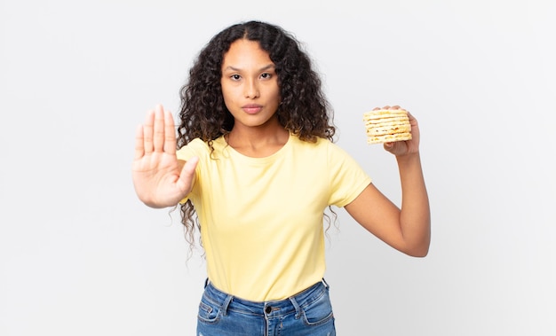 mooie Spaanse vrouw met een rijstdieetcakes