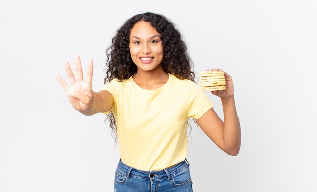 Mooie Spaanse vrouw met een rijstdieetcakes