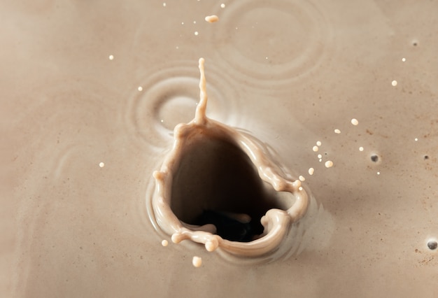 Mooie splash van cacao close-up