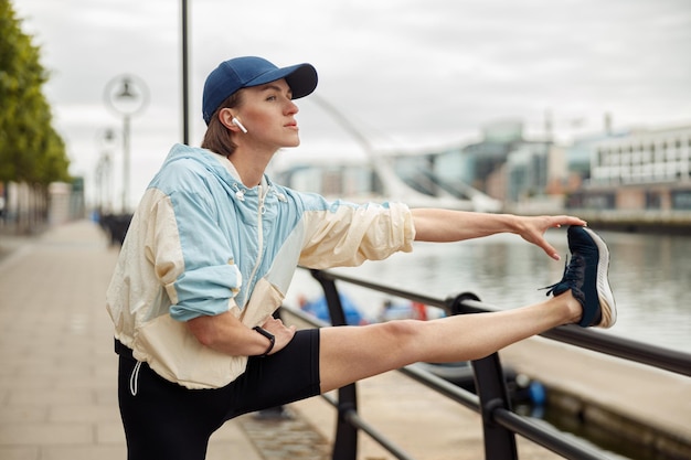 Mooie sportieve vrouw die rekoefeningen doet voordat ze in de stad rent