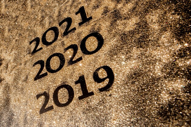 Mooie sprankelende gouden cijfers van 2019 tot 2020 op zwarte achtergrond voor ontwerp