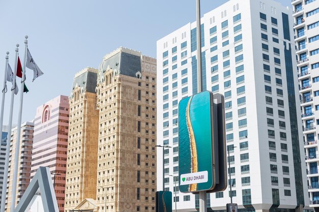 Mooie stad Abu Dhabi met hoogbouw en billboard op een zonnige dag Onroerend goed straat en appartementen