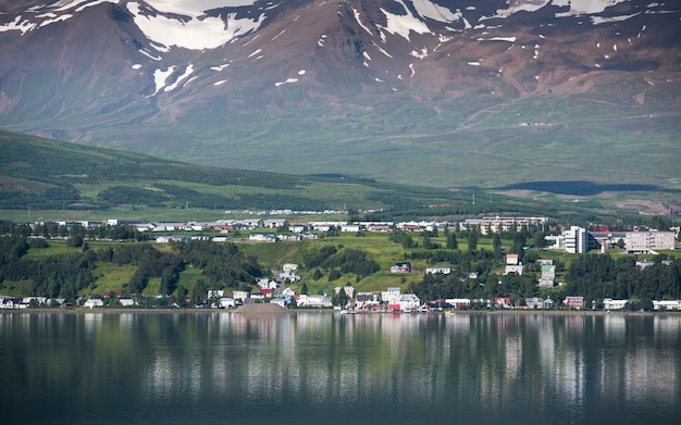 Mooie stad Akureyri in IJsland in de zomer