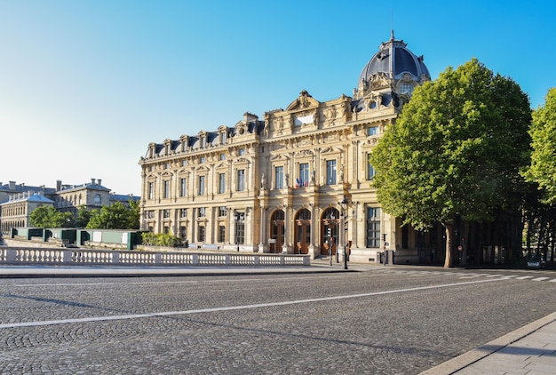 Mooie stadsgezicht in het historische centrum van Parijs in de vroege ochtend op een zonnige zomerdag Frankrijk