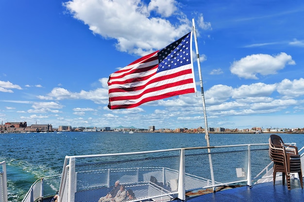 Mooie stadswaterkant en Amerikaanse vlag in Boston, MA, Verenigde Staten.