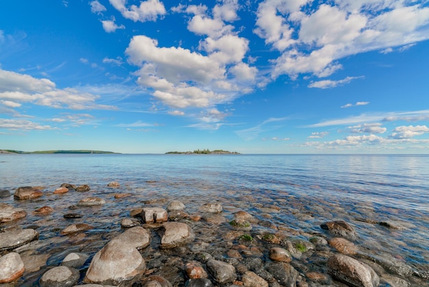 Mooie stenen op het meer Landschap van wilde natuur