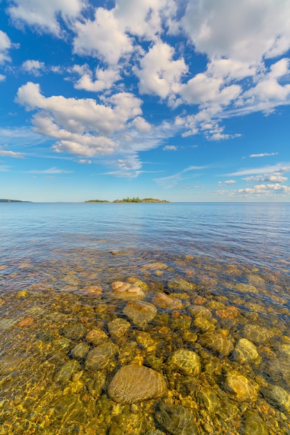 Foto mooie stenen op het meer landschap van wilde natuur