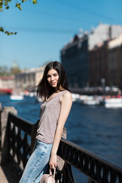 Mooie stijlvolle vrouw die door de stad loopt