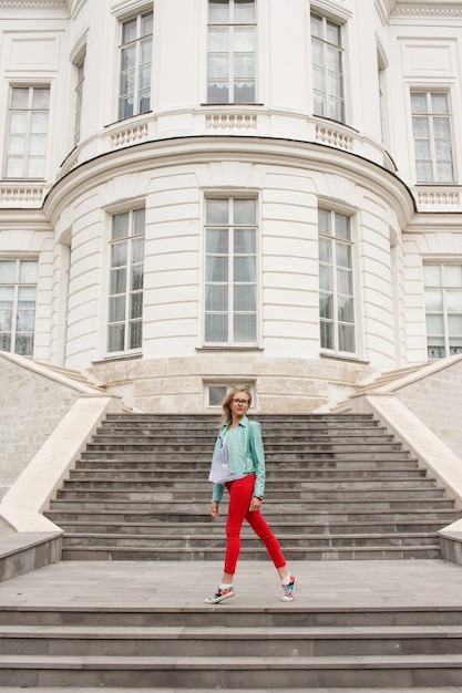 Mooie stijlvolle vrouw die zich voordeed op de trap