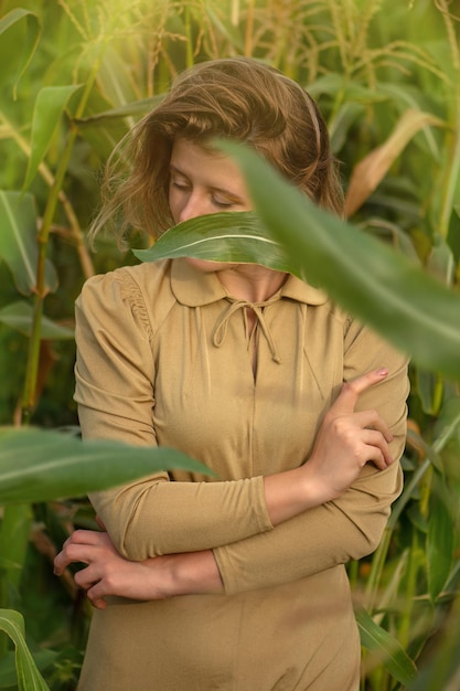 Foto mooie stijlvolle vrouw wandelen in het zonnige avondlandschap