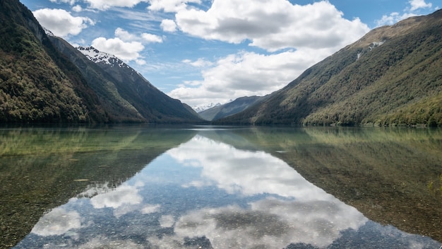 Foto mooie stille bezinningen op een meer tijdens zonnige dag meer gunn nieuw zeeland