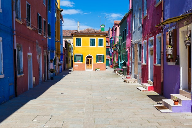 Mooie straat in Burano, vlakbij Venetië, Italië