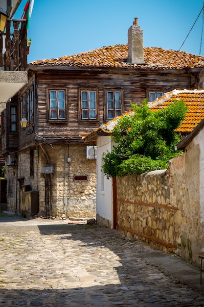 Mooie straat in de oude stad Nesebar. Bulgarije