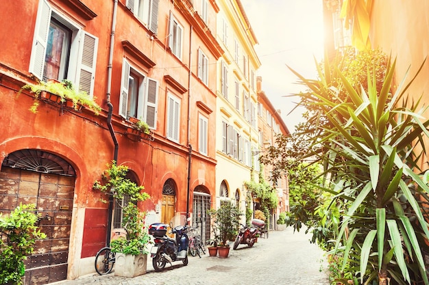 Mooie straat met oude gebouwen in Rome, Italië.