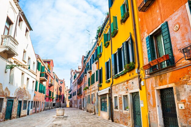 Mooie straat met oude kleurrijke architectuur in Venetië, Italië.