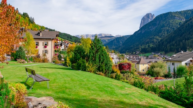 Mooie straatmening beroemde kleine stad in Ortisei Noord-Italië.