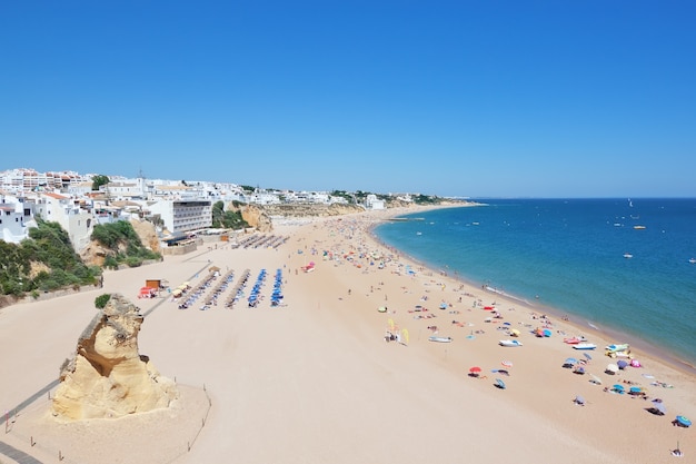 Mooie stranden van de algarve in de zomer.