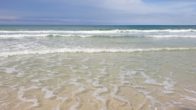 Mooie strandgolf in de zomer