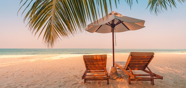 Mooie strandstoelen op het zandstrand in de buurt van de zee Zomervakantie en vakantietoerisme