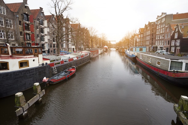 Mooie straten, gracht en huis aan het water in de beroemde stad amsterdam, nederland