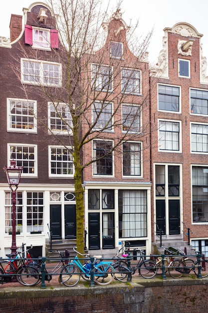 Mooie straten in de beroemde stad amsterdam, nederland