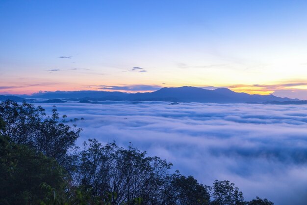 Mooie stromende wolken en de mist voor de bergen in Khao Khai Nui in zonsopgangtijd, provincie Phang-Nga, Thailand