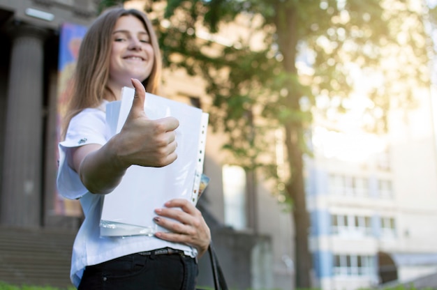 Mooie student die zich dichtbij de universiteit bevindt