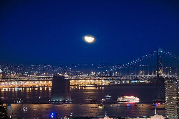 Mooie Super Maan pver San Francisco Skyline bij nacht