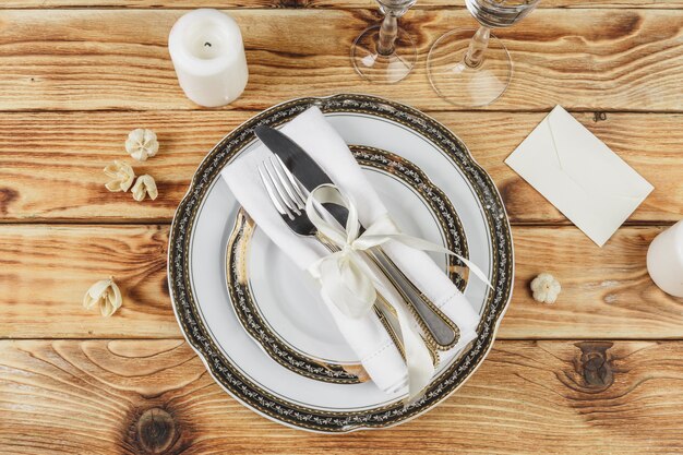 Mooie tabel instelling op houten tafel van bovenaf