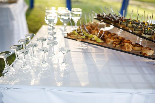 Mooie tafel versierd met kaarsen op de viering Bruiloft Verjaardag Romantisch diner in de tuin Jubileum Mooi glaswerk Zonlicht