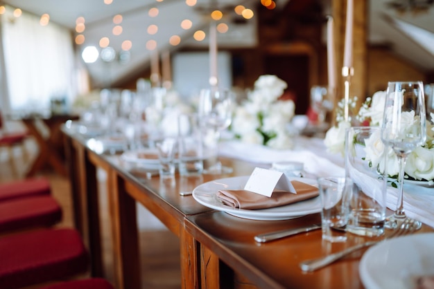 Mooie tafelschikking voor feest, huwelijksreceptie, feestelijk evenement Bankettafel glazen borden
