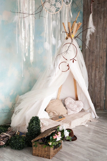 Mooie tent, licht interieur, kinderkamer