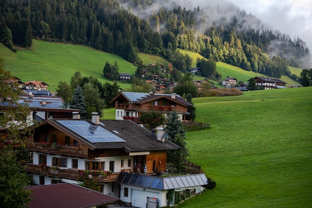 Mooie terrassen en zonnepanelen op de daken alpen.