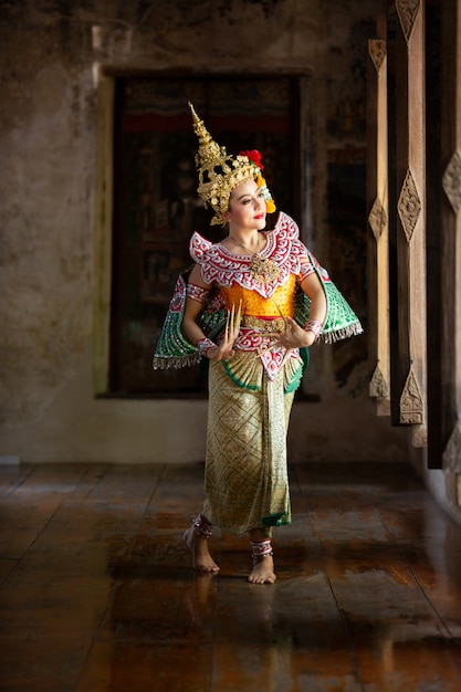 Mooie thaise jonge vrouw portret in kinnaree klederdracht kostuum kunstcultuur thailand dansen in gemaskerde khon kinnaree in literatuur amayana, thailand cultuur khon, ayuttaya, thailand.