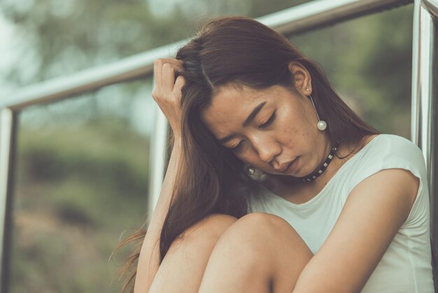 Mooie thaise vrouw erg verdrietig van onbeantwoorde liefde Ze heroverweegt en denkt na over liefde vintage stijldonkere toongebroken heartaziatisch meisje