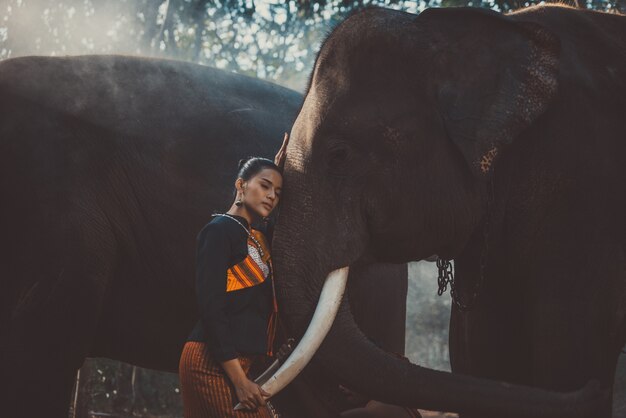 Mooie thaise vrouw tijd doorbrengen met de olifant in de jungle