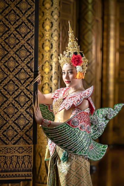 Mooie thaise vrouwen kleden zich in traditionele thaise klederdracht. ter voorbereiding op de pantomime-dramascène