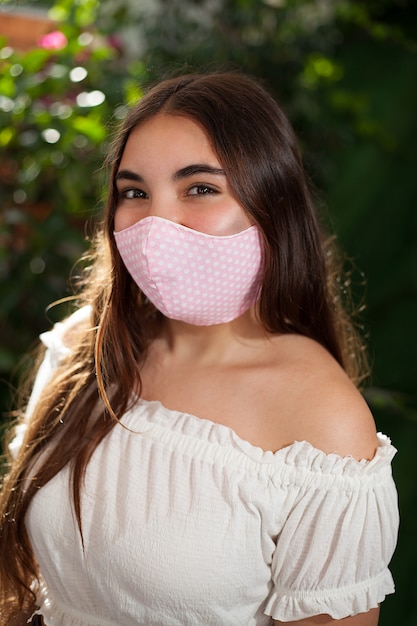 Foto mooie tiener met roze gezichtsmasker