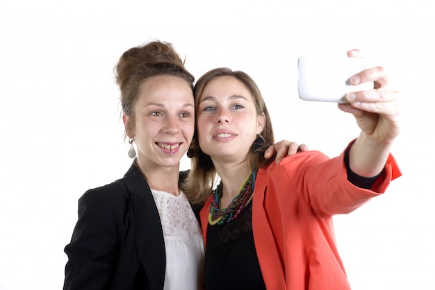 mooie tienervrouwen die selfies nemen met haar slimme telefoon