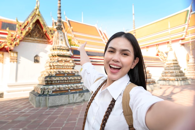 Mooie toeristische vrouw op vakantie sightseeing en het verkennen van Bangkok