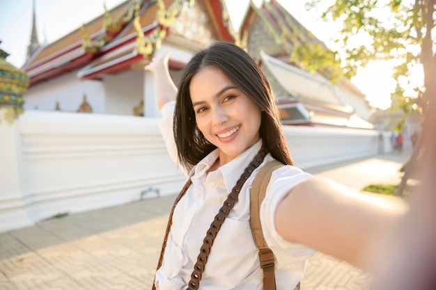 Mooie toeristische vrouw op vakantie sightseeing en het verkennen van Bangkok